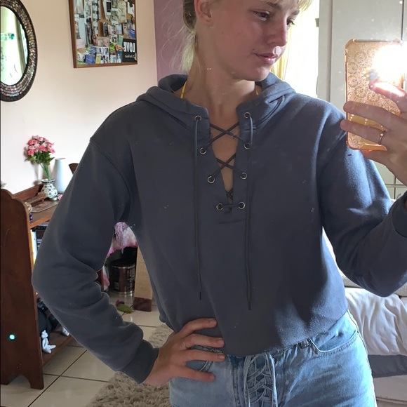 CROPPED HOODIE W LACE UP DRAWSTRING 🤍 - Picture 2 of 2